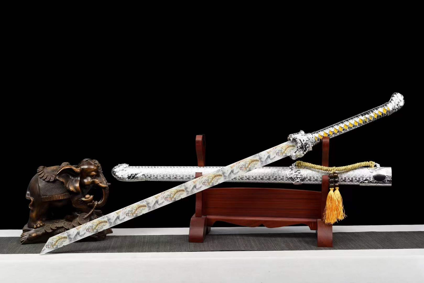 Handmade Tsunami Tiger High Manganese Steel Chinese Sword With Tiger pattern